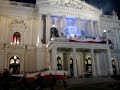 Mahenovo divadlo v obležení - pozdní večer 21. májÚtok na Mahenovo divadlo21. 5., 21. 30 hod.Zaútočit na Mahenovo divadlo se pokusí agresoři ve středu 21. máje po skončení představení Strakonický dudák. Po půl desáté večer se před budovou sejdou vojáci i civilisté (více než sto lidí), aby zabrali či bránili tuto krásnou budovu. Nebudou chybět obrněné vozy, plamenné projevy, pyrotechnické a světelné efekty. Ale herci se svými příznivci své divadlo určitě nedají...O necelý měsíc později uvede NDB ve světové premiéře operu Petra Kofroně MAI 68, jako připomínku čtyřicátého výročí okupace naší vlasti Sovětskou armádou. Opera je reflexí událostí roku 1968 ve Francii a u nás -- květnové studentské revoluce v Paříži a srpnových událostí v ČSSR. Premiéra se uskuteční 20. června v Mahenově divadle.