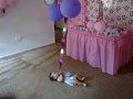 gaby brincando no niver da manu