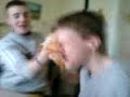 Zander makes a pizza slap in the face.Zander smäller upp en pizza i ansiktet på 