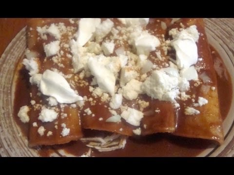 mole - Si te gusta el mole dulce, omite los chiles y solo muele la pasta con el caldo.