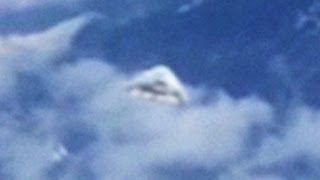 Un passager d'un avion filme un vaisseau spatial au-dessus des Alpes.