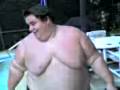 videos de Fat dude pool jump 2