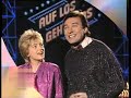 karel gott & darinka - fang das licht 1985

(karel):
fang das licht von einem tag voll sonnenschein
halt es fest, schliess' es in deinem herzen ein.
heb' es auf und wenn du einmal traurig bist,
dann vergiss nicht, dass irgendwo noch sonne ist.

(darinka):
fang das licht von einer nacht voll sternenschein
halt es fest, schliess' es in deine tr�ume ein.
heb' es auf und wenn die dunkelheit beginnt,
dann vergiss nicht, dass irgendwo noch sterne sind.

karel: fang das licht! darinka: fang das licht!
karel: halt es fest! darinka: halt es fest!
beide: f�r den tag, an dem die hoffnung dich verl�sst.
karel: und glaubst du, dass es f�r dich kein wunder gibt,
beide: dann vergiss nicht, dass jemand da ist, der dich liebt!

(beide):
fang das licht von einem tag voll sonnenschein
halt es fest, schliess' es in deinem herzen ein.
heb' es auf und wenn du einmal traurig bist,
dann vergiss nicht, dass irgendwo noch sonne ist.

karel: fang das licht! darinka: fang das licht!
karel: halt es fest! darinka: halt es fest!
beide: f�r den tag, an dem die hoffnung dich verl�sst.
karel: und glaubst du, dass es f�r dich kein wunder gibt,
beide: dann vergiss nicht, dass jemand da ist, der dich liebt!

(beide):
und glaubst du, dass es f�r dich kein wunder gibt,
dann vergiss nicht, dass jemand da ist, der dich liebt!
dann vergiss nicht, dass jemand da ist, der dich liebt!