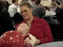 Inger gets a balloon Manele-Gratis.net