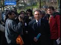fran�ois bayrou veut remettre la france au coeur du projet europ�en. c'est ce qu'il est venu dire � bruxelles ce jeudi, � l'invitation du club de r�flexion les amis de l'europe. alors qu'avec 21 � 24 pourcent d'intentions de vote, il talonne d�sormais royal et sarkozy dans les sondages, bayrou a cr�� la surprise dans la campagne et fait figure pour l'heure de troisi�me homme. le candidat centriste aux �lections pr�sidentielles fran�aises a bien voulu pr�ciser au micro d'euronews la vision sp�cifique de l'europe qu'il entendait d�velopper face � ses adversaires.