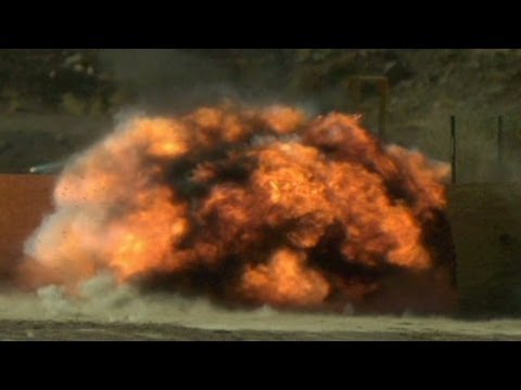 bomb - CNN's David Mattingly gets an up-close look at how pressure-cooker bombs work.