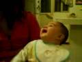 bebe riendo
