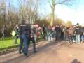 Scholierenstaking: politie mept leerlingen Scholierenstaking: politie mept leerlingen