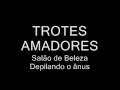 Rapaz metrossexual liga para um salão de beleza para saber o preço da depilação anal. Entretanto, ele ea recepcionista acabam discutindo.