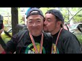 2009年10月24日（土）に大阪・御堂筋で開催された性的少数者と、その友人たちのパレードです。（ゲイ・レズビアン・バイセクシャル・トランスジェンダーなどのセクシュアル・マイノリティ／LGBT／同性愛者・両性愛者・性同一性障害etc） ●こちらの記事と連動しています。 akaboshi07.blog44.fc2.com (Ｃ)akaboshi 「フツーに生きてるＧＡＹの日常」 akaboshi07.blog44.fc2.com ●関西レインボーパレード2009 www.kansaiparade.org ■パレードの目的 最近、セクシュアルマイノリティ(※)の問題は多くのメディアで取り上げられるようになってきました。 セクシュアルマイノリティの比率は人口の数％～5％くらい、学校であれば1クラス30人に1人の割合で当事者がいる数字ですが、実際には、家族や友人など身近にセクシュアルマイノリティの人がいると感じる人は少ないでしょう。 当事者や支援者が、地元の町を大勢で華やかに歩くパレードを通して、誰にとってもセクシュアルマイノリティが身近な存在であることに気づき、性の多様性を分かりあえる社会になることを願っています。 ※セクシュアルマイノリティ：同性愛者（レズビアン・ゲイ）、バイセクシュアル、トランスジェンダー（性同一性障害を含む）、Aセクシュアルなど■レインボーとは 関西レインボーパレードの名称にあるレインボー(虹)は、ゲイコミュニティの象徴として1970年代末からにアメリカで使われ始めた、レインボーカラーのフラッグ(旗)に由来します。レインボーフラッグは、現在ではより広くセクシュアルマイノリティ一般の、あるいは性の多様性の象徴として世界的に認知されてきています。 ところで、オリンピックの旗(五輪旗)もレインボーカラーに似た5つの色を使っていますが、ここでは多様な色が人種・民族の多様性、平等性を表しているそう <b>...</b>