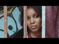 Indignados Bande Annonce (Tony Gatlif 2012). Rejoignez nous sur Facebook ! facebook.com Au coeur du mouvement des indignés, Indignados plonge dans la dure réalité de Betty, une jeune clandestine africaine, qui va se battre, comme des milliers d'autres, contre un système grippé et injuste... Indignados Bande Annonce du film de Tony Gatlif , au cinéma le 7 mars 2012.