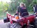 videos de トラクター,  videos showingblonde driving a tractor