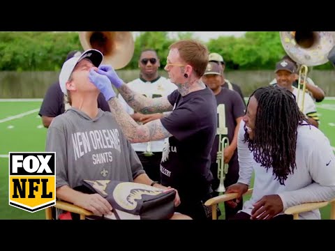 Video: Alvin Kamara and Cooper Manning get matching nose rings | MANNING HOUR | FOX NFL