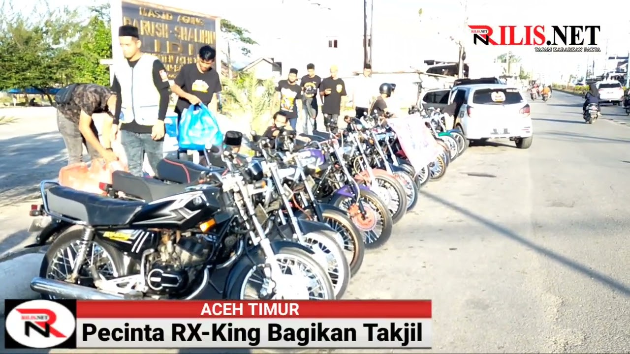 Pecinta Yamaha RX King Bagi-bagi Takjil Berbuka Puasa