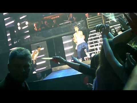 Vídeo: Fã invade palco durante show de Justin Bieber
