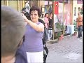 Okul yolunun iki kilometrelik kısmı benim için çok eğlenceli geçerdi. Sırasıyla önce Demirdöküm fabrikasındaki Tülükabaklar, arkasından Balıkesir Mezbahası ve askeriyenin Ordu Donatım isminde bakım ve tamir fabrikası yer alırdı.Bu yol şiddet içinde geçen çocukluğumun dışında en eğlenceli anılarını yaratırdı.Önce beni fabrikanın yanına yaklaşınca görür görmez ellerini havaya kaldırıp tıpkı bir aslan gibi pençe yaparak böööööö diye korkutan Tülükabaklara rastlardım. Ve her seferinde de çok korkardım. Onlara Tülükabaklar ismini beni korkuttukları ve gerçekten simsiyah oldukları için takmıştım.Çünkü Demirdöküm fabrikasında her sabah büyük fırını yakarlar ve onu oldukça kızgın hale getirirlerdi. Sonrada fırının içine attıkları büyük demir parçalarını, kor haline gelince alırlar ve büyük silindirler arasından geçirerek on metre uzunluğunda ince inşaat demiri yaparlardı. Bu işlemi yaparken vücutlarının her tarafı, büyük fırının önünde çalışmaktan is olurdu.Ben de kapkara adamlardan korkardım. Ve onların karalığı bende sanki tüylülermiş gibi bir izlenim yaratırdı ve onları görünce korkudan tabanlarımı yağlayarak kaçmaya çalışırdım. Fakat her seferinde beni tutarlar ve bana bir matematik problemi sorarlardı. Beni tipimden Kızılderili bir çocuğa benzettiklerinden kendi aralarında adımı Beyaz Kartal koymuşlardıİçlerinden birisi beni yakalayarak;Söyle bakalım Beyaz Kartal! Beşi beş kuruştan beş yumurta kaç para yapar diye sorar cevabı, bilsem de bilmesem de Kızılderililerin yaptığı gibi burnumun iki tarafına ters V şeklinde isli parmaklarıyla işaret çekerdi.Haydi şimdi okula git. Doğrusunu yap Beyaz Kartal. URG öğren de gel  derdi.Daha önceden yazıp hazırladıkları matematik sorusunun yazılı olduğu kağıdı cebime iliştirir ve beni yere bırakırlardı.Sonradan öğrendiğime göre matematik sorusunu kağıda yazabilmek için ev ile demirdöküm fabrikasının arasındaki yarım saatlik mesafede düşünür ve bana soracakları probleme karar verirlermiş. Sonra içlerinden okuma yazma bilen birisine yazdırır ve kağıdı hazır ederlermiş. Ben üçüncü sınıftayken içlerinden birisi bu olayı anlattığında çok etkilendim. Senelerce benim için problem hazırlamışlar.O anda benimle ne kadar çok ilgilendiklerini ve bana bir şeyler öğretmeye çalıştıklarını anladım. Ve onlara minnettarlık duydum.Ben okula yüzümde isin karasıyla çizikleştirilmiş işaretlerle gider, okulda öğretmenimin verdiği peçetelerle temizlenmeye çalışırdım. O zamanlar Tülükabaklara çok kızardım. Ve ne zaman acaba bilebileceğim bir soru soracaklar diye düşünürdüm.Öğretmenim de her seferde bana kahkahalarla güler;Gene mi bilemedin Can? Gel soruyu beraber yapalım derdi..HİKAYENİN TAMAMI İÇİN TIKLAYINIZhttp://www.turklider.org/TR/EditModule.aspx?tabid=1038&mid=8373&ItemID=3066&ItemIndex=97