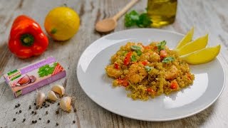 Tempere o miolo de camarão, já descongelado, com sal, pimenta preta e os dentes de alho esmagados.