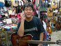 文化屋楽器店オーナー五十棲淑朗が、今回はイチオシのエレガットで日本の魂を奏でるのでありました。五十棲というと、寺内流師範代だから寺内節がスゴイとかそっくりとか言われますが、それもそうなんですが、本当にギターテクそのものが非常にハイレベルなワケでありまして、テケテケなんてちょっと揶揄入った修辞で語られる事の多いものの本当はジャンル問わずに見事に弾きこなすのでありました。ステージから降りたイソおやぢが弾くギターの端々にその神髄が垣間見えるんですよ、実は。 特にメロディを歌わす部分。これは人の心の琴線に触れる歌心が不可欠なんですけど、これがなかなか、ね。速い人、スケール構成の上手な人、いっぱい居ますけど、ギターの上手下手ってそれだけでは語れないじゃないですか。この歌心って演歌にもぴったりくるのだなあ、と今回しみじみ。 で、話は変わりますが、このギター、ギター本体のみで税込29900円でご提供、ウワ、バカ安!! 各色ありますので、お早めにね。 bunkaya.main.jp