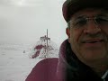 Brincando com a neve nas montanhas da Noruega
