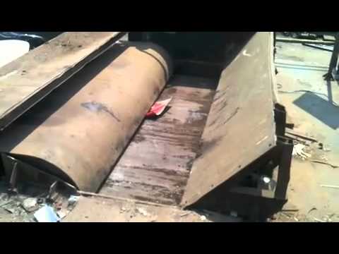 Ein Auto kommt in die Schrottpresse und wird in rund einer Minute klein gepresst