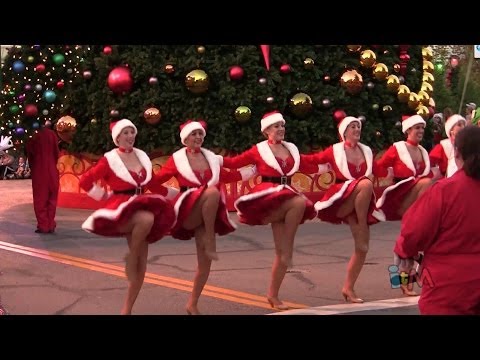 holidays - Visit http://www.InsideTheMagic.net for more from Universal Orlando Holidays 2013! The Macy's Holiday Parade features floats and balloons from the famous New...