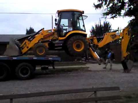 retro excavadora - operador de retro excavadora se baja de camion sin rampla........