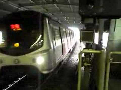港鐵列車 ( MLR ) 慢駛駛進港鐵太和站