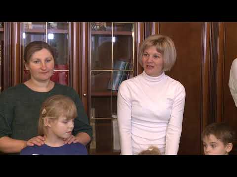 Copiii care au beneficiat de implanturi cohlear în anul 2017 l-au colindat pe Președintele țării 