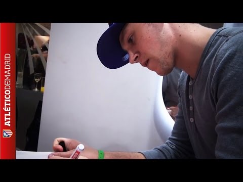 Niall Horan firmó la rojiblanca para el Museo | Niall gave us a signed a t-shirt for our Museum Niall Horan firmó la rojiblanca para el Museo | Niall gave us a signed a t-shirt for our Museum