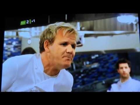 owning - Customer gets smart and steps to Ramsay..... little did he know he was about to be destroyed. Check out the faces in the background (priceless) xD.