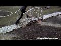 Tipo jugando en el pasamanos de viejo puente