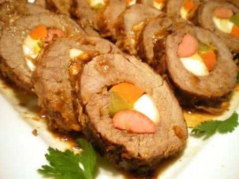 Lutong Pinoy - How to cook Morcon the panlasangpinoy way. Get the details of the recipe here: http://panlasangpinoy.com/2009/11/28/beef-holiday-christmas-new-year-food-menu...