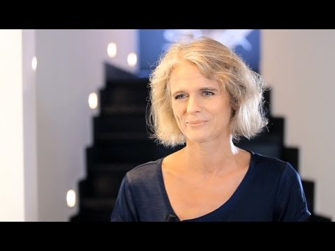 Sarenza - A la tête de Sarenza.com depuis mars 2007, Hélène Boulet-Supau est animée par la volonté de faire grandir ses collaborateurs. Des grands bureaux de Pierre & ...