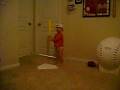 videos de 2 year old hits a HOME RUN!!