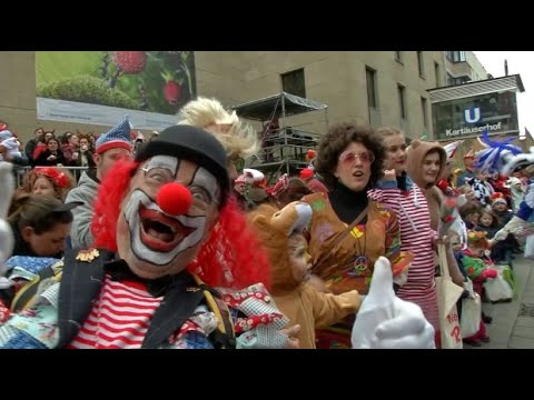 Rosenmontagsumzug: Kln - das Wetter spielt mit