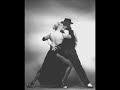 C'est la fumée   
Paroles et Musique: Charly   1934
 
C'est la fumée qui monte de ma cigarette
C'est la fumée qui me picote un peu les yeux
Si je pleurais, je voudrais le faire en cachette
C'est la fumée qui s'envole en tourbillons bleus
Le tabac blond, les cheveux blonds, tout n'est que cendres
Quand tes cheveux seront par l'âge un peu cendrés
Il restera de notre amour pourtant si tendre
Un souvenir, un peu de rêve et de fumée

Tu m'as quitté depuis déjà longtemps
Et puis ce soir, bien par hasard, tu me retrouves
Et c'est pour moi comme un très vieux roman
Que je relis, mais j'en connais le dénouement
J'avais pleuré le jour de ton départ
Et maintenant, tu veux savoir ce que j'éprouve
Là dans mes yeux, tu vois comme un brouillard
Mais ce qui semble être une larme en mon regard

C'est la fumée qui monte de ma cigarette
C'est la fumée qui me picote un peu les yeux
Si je pleurais, je voudrais le faire en cachette
C'est la fumée qui s'envole en tourbillons bleus
Le tabac blond, les cheveux blonds, tout n'est que cendres
Quand tes cheveux seront par l'âge un peu cendrés
Il restera de notre amour pourtant si tendre
Un souvenir, un peu de rêve et de fumée.
 
Recording:
Jean Sirjo - C'est la fumée (Charly), Odéon 1934