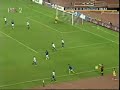 Hajduk -  Buducnost  ...Visoke Peci...
Samo jedna baklja na terenu pokvarila odličnu atmosferu na prepunom Poljudu

No, u Hajduku na kraju mogu biti sretni prikazanom igrom, ali i rezultatom, ipak se radi o europskoj pobjedi, rijetkom postignuću hrvatskih klubova u prošlih nekoliko godina, te čekati ždrijeb drugog pretkola Kupa UEFA u petak u 13:30.

Dva su događaja možda malo poremetila inače fantastičnu atmosferu na prepunom Poljudu. Već početkom prvog poluvremena jedna od baklji zapaljenih na tribinama doletjela je na travnjak, što će vjerojatno biti i novčano kažnjeno od Uefe.

Pred kraj utakmice i igračima su proradile strasti, pa je nakon jednog prekršaja došlo do naguravanja gotovo svih igrača na terenu. Žuti je karton u Hajdukovim redovima zaradio Živković, koji je zapravo razdvajao borbene suigrače, a ako je netko od Hajdukovaca zaslužio žuti karton, onda su to bili posebno 