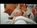 bébé joue