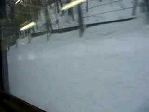 夕暮れの雪原をゆく車窓