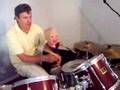 videos de Dylan playing the drums