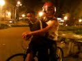 eu andando de bicicleta na praça com o vanzinho