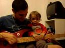 Lauti tocando el bajo