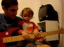 Lauti tocando el bajo