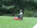 Kaly au parc avec son trotteur