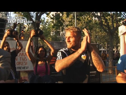Valencia CF: Yoel Rodríguez recibe el cariño de la afición en la VCF Fan Zone Valencia CF: Yoel Rodríguez recibe el cariño de la afición en la VCF Fan Zone