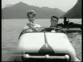 conny froboess & peter kraus - sag' mir was du denkst 1960
ein traumpaar der 60er jahre

p: twedubadubadu
c: a scoibiduija
p: sag mir was du denkst
c: m�chtest du das wissen?
p: du ich wei� es l�ngst
c: meinst du etwa k�ssen
p+c: tun als ob nichts w�r
p+c: f�llt mir schrecklich schwer
p+c: seit ich dich sah

p: twedubadubadu
c: a scoibiduija
c: sag mir was ins ohr
p: was darf ich dir sagen
c: schlag doch etwas vor
p: na meinst du ich kanns wagen
p+c: dann geb ich es zu
p+c: ich hab keine ruh
p+c: seit ich dich sah

p+c: findest du nicht auch
p+c: da� wir so gut zusammenpassen
p+c: du zu mir und ich zu dir
p+c: findest du nicht auch
p+c: da� zwei die sich wie wir verstehn
p+c: sich immer immer wieder wiedersehn

sag mir was du denkst
m�chtest du das wissen?
du ich wei� es l�ngst
meinst du etwa k�ssen
tun als ob nichts w�r
f�llt mir schrecklich schwer
seit ich dich sah

twedubadubadu
a scoibiduija
twedubadubadu
a scoibiduija