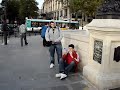 Miguel en Burak \"bedelen\" op de Pont Neuf in Parijs Miguel en Burak \"bedelen\" op de Pont Neuf in Parijs