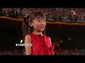guy carlier tacle la chine , a propo de la cermonie d'ouverture ou on a nous a cach� la vrai chanteuse et les vrai feu d'artifice 
la fille parsk elle �t� tro ronde et les dents mal align� et les feu dartifice a cause d ela brume