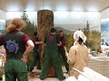 karhudioraamaa rakennetaan helsingin luonnontieteelliseen museon suomen luonto -n�yttelyyn kev��ll� 2008. seppo polameri tekee aluksi taustamaalauksen, jonka j�lkeen konservaattorit tuovat paikalle t�ytetyt karhut ja muut el�imet sek� viimeistelev�t dioraaman. rakentaminen kesti yhteens� noin kuukauden.

bear diorama is being built at the natural history museum in helsinki, finland. seppo polameri starts by painting the background. after that stuffed animals are installed and the diorama finished off. the video covers about one month.