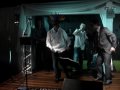 Mamazinho mostrando sua habilidade no palco.